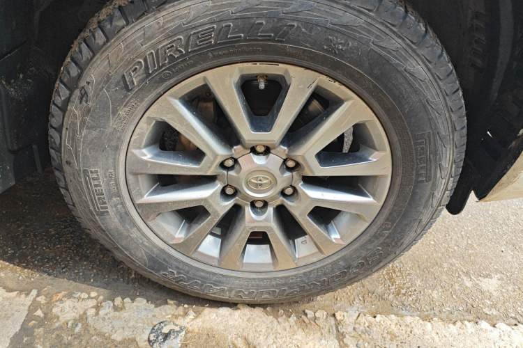 Used Toyota Prado 2018 3.5L Automatic TX-L with Rear-Mounted Spare Tire Right Front Wheel Hub