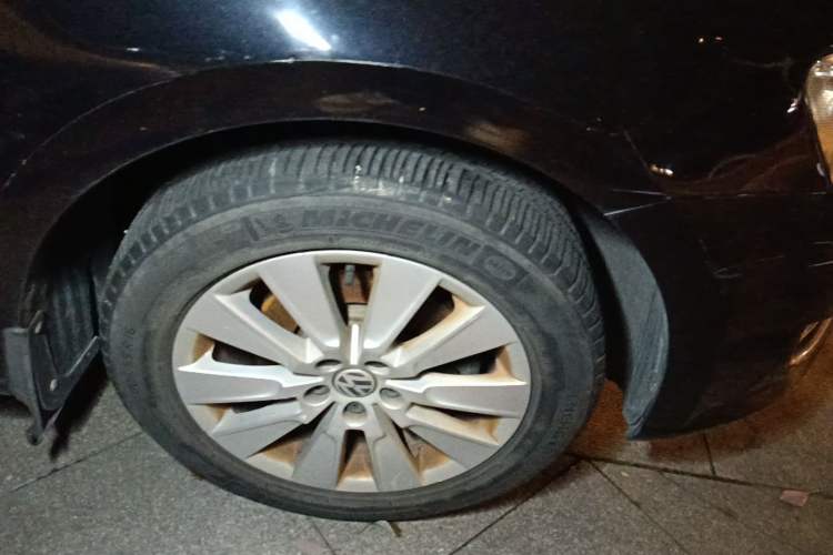 Used Volkswagen Lavida 2013 1.6L Automatic Comfort Edition Right Front Wheel Hub