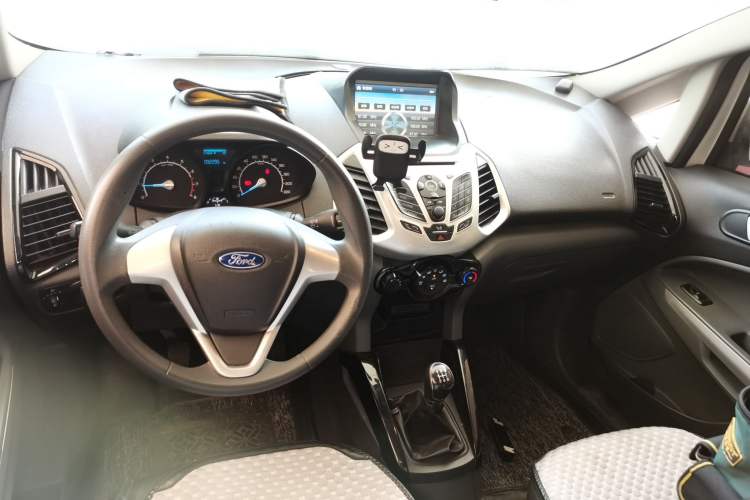 Used Ford EcoSport 2013 1.5L Manual Fashion Model Center Console