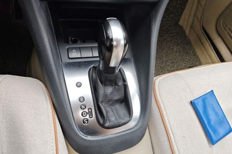 Used Volkswagen Golf 2012 1.6L Automatic Comfort Model Gear Lever