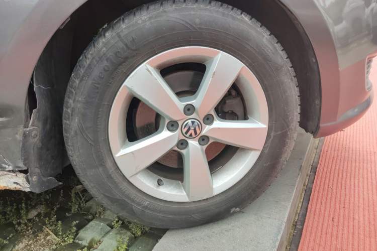 Used Volkswagen Lavida 2013 Revised Classic 1.6L Manual Fashion Edition Right Front Wheel Hub