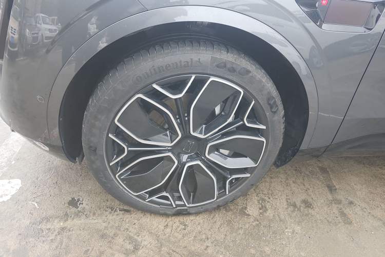 Used Avatr 11 2022 Ultra-Long Range Dual-Motor Luxury Edition 4 Seats Left Front Wheel Hub