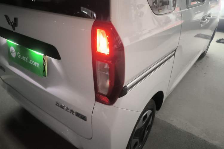 Used Wuling Zhiguang New Energy 2025 Model 305km Ambitious Edition Right Rear Taillight