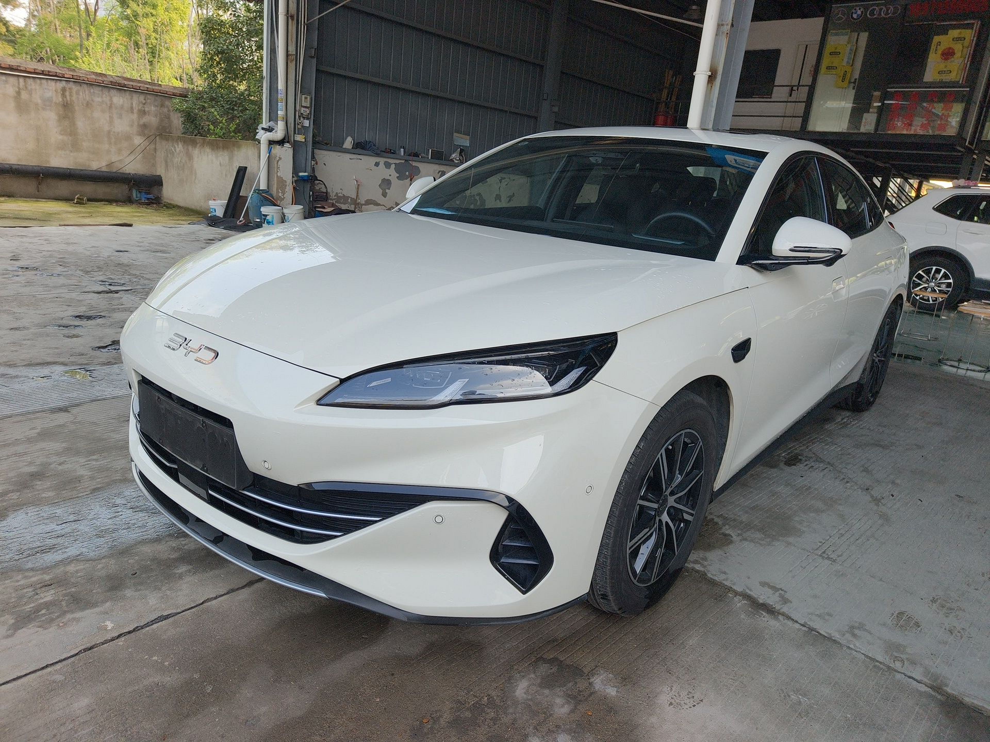 تحت مقدمة السيارة