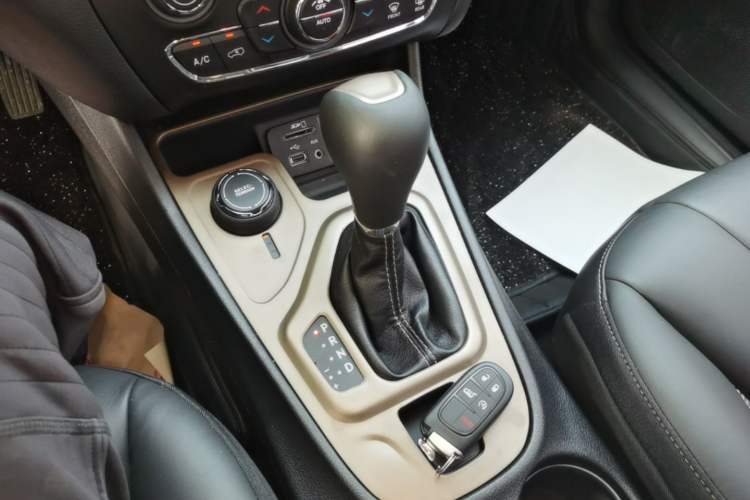 Used Jeep Cherokee 2016 2.4L Professional Smart Version Gear Lever