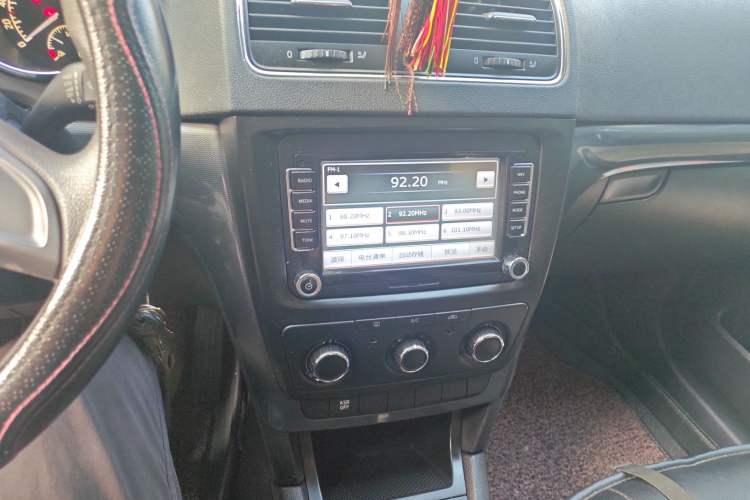 Used Skoda Yeti 2016 1.6L Manual Front-Wheel-Drive Version Audio And AC Panel