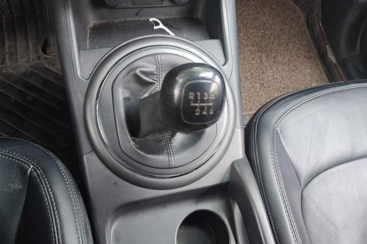 Used Kia Sportage R 2016 2.0L Manual Two-Wheel Drive GL Trim Gear Lever