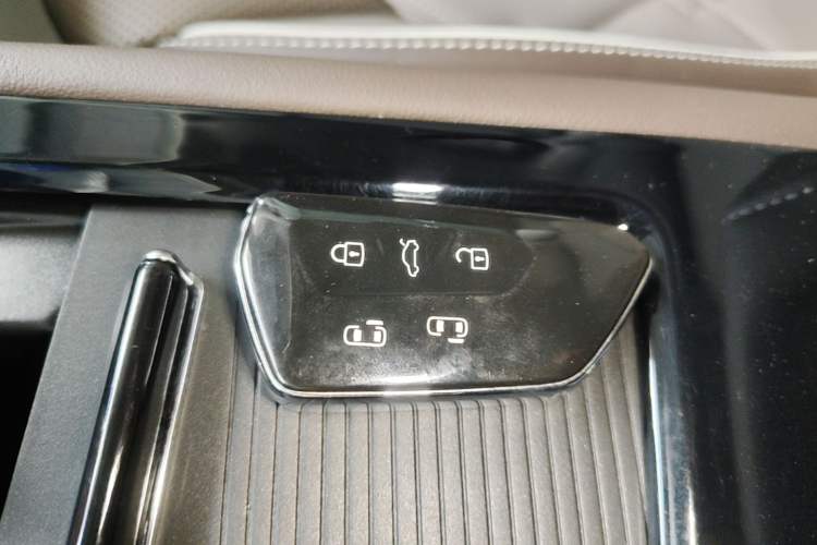 Used Volkswagen Viloran 2024 380TSI Premium Edition