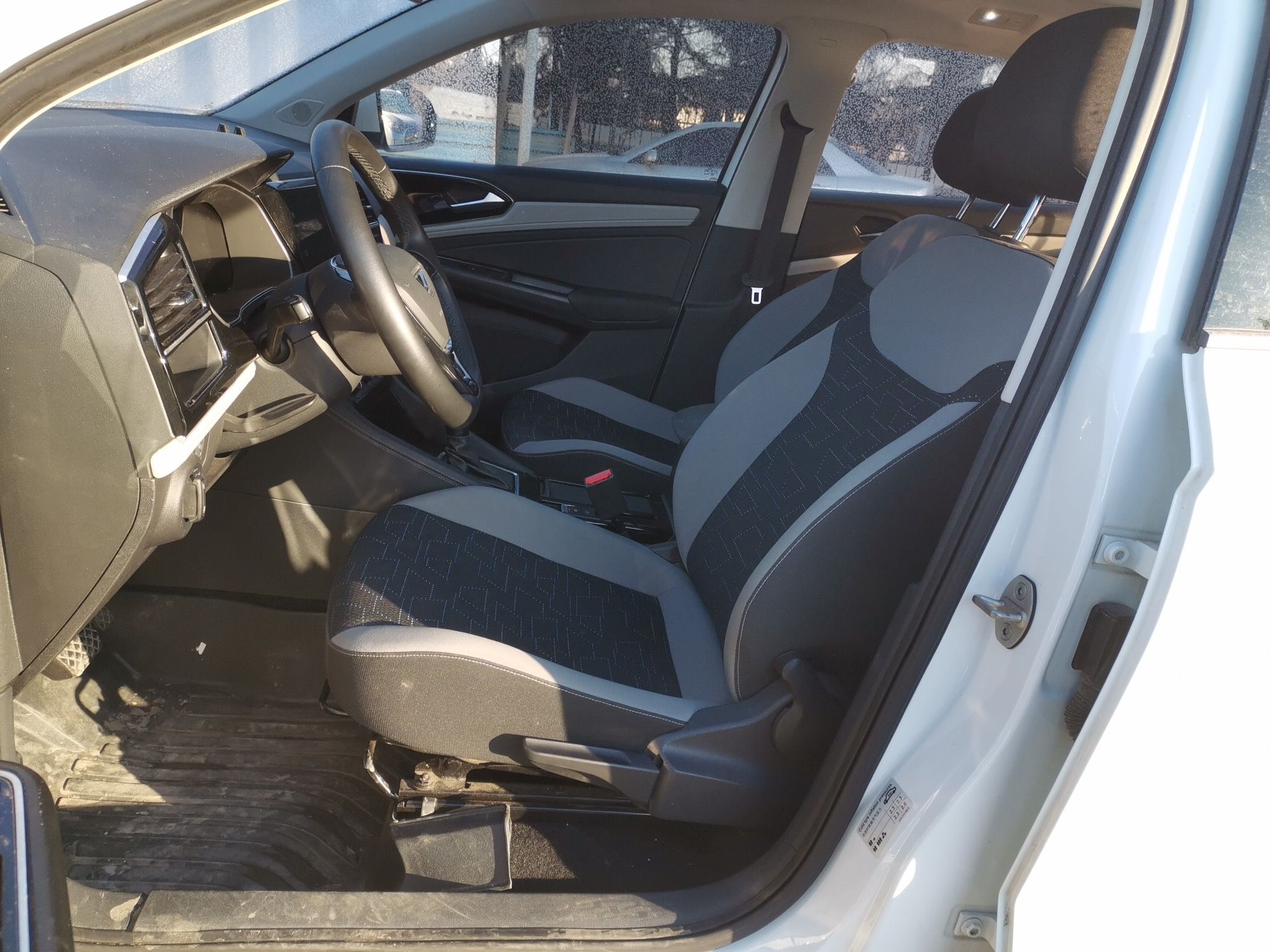 المقاعد الأمامية داخل السيارة