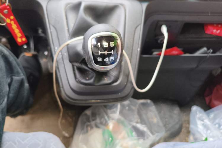 Used Iveco Daily 2025 2.5T V37 Van Transporter Green Lane Enhanced Version Mid-Chassis Mid-Roof Dual Tires
