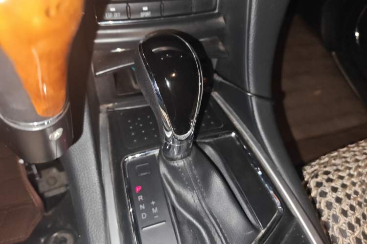 Used JMC Yusheng S350 2013 2.4T Automatic 2WD Diesel Luxury Edition 5 Seats Gear Lever