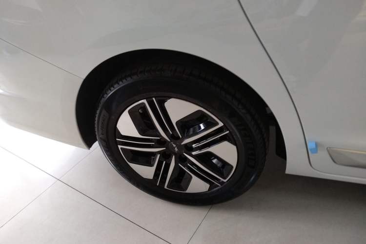 Used JAC Refine RF8 PHEV 2024 Zhiling Edition 1.5T 150KM Prestige Model – Lithium Iron Phosphate Right Rear Wheel Hub