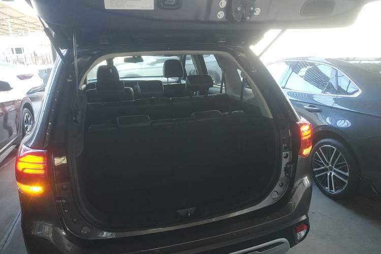 Used Mitsubishi Outlander 2019 2.4L 4x4 Zhi Xiang Edition 7 Seats China V Emission Standard