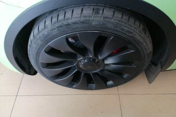 Used Tesla Model Y 2021 Performance High-Performance All-Wheel-Drive Version Left Front Wheel Hub