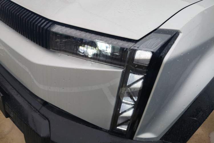 Used iCAR 03 2024 501km Two-Wheel Drive Long-Range Yuechao Edition Left Front Headlight