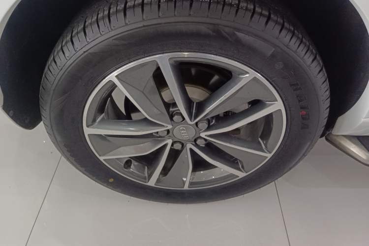 Used Audi Q3 2017 40 TFSI quattro all-wheel-drive sport model
