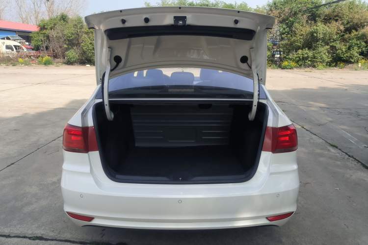 Used Volkswagen Santana 2018 1.5L Manual Comfort Edition Trunk