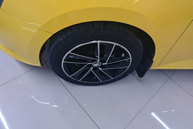 Used Skoda Fabia 2015 1.6L Automatic Sport Edition Left Front Wheel Hub