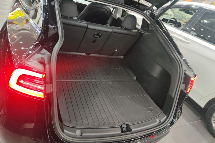 Used Tesla Model Y 2023 Long-Range All-Wheel-Drive Version