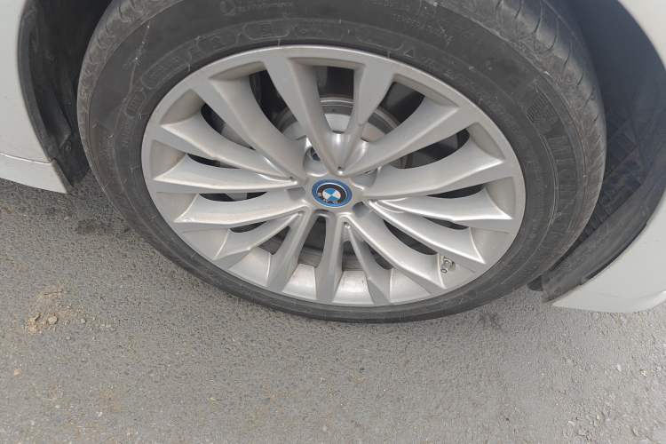 Used BMW 5 Series New Energy 2019 Updated Version 530Le Luxury Package Right Front Wheel Hub