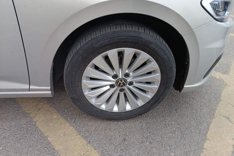 Used Volkswagen Lavida 2022 1.5L Automatic Comfort Edition Right Front Wheel Hub