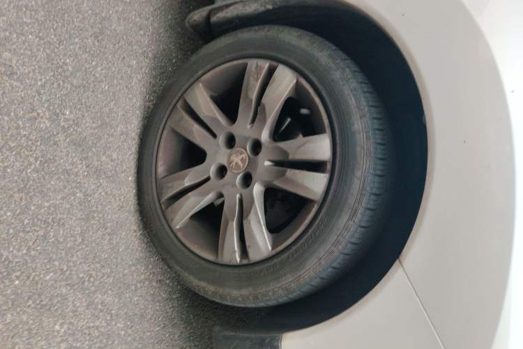 Used Peugeot 3008 2015 1.6THP Automatic Prestige Edition Right Front Wheel Hub