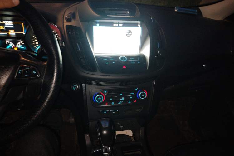 Used Ford Kuga 2018 EcoBoost 180 Two-Wheel-Drive Luxury Wing Edition Audio And AC Panel