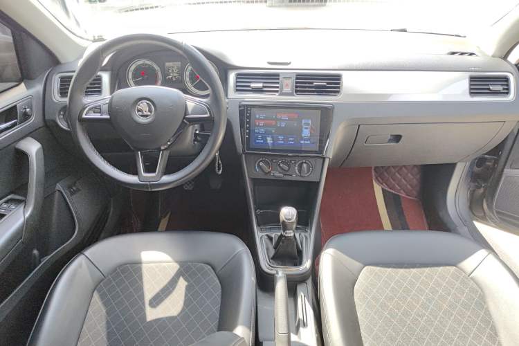 Used Skoda Rapid 2018 1.6L Manual Comfort Edition Center Console