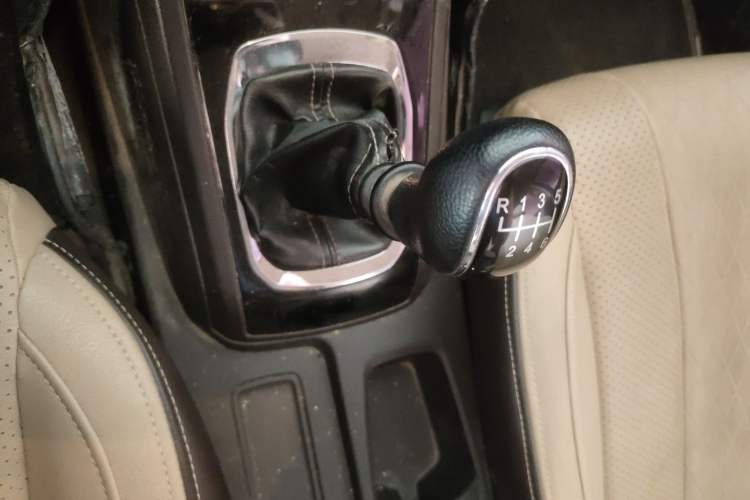 Used Baojun 310W 2017 1.5L Manual Fashion Model China V