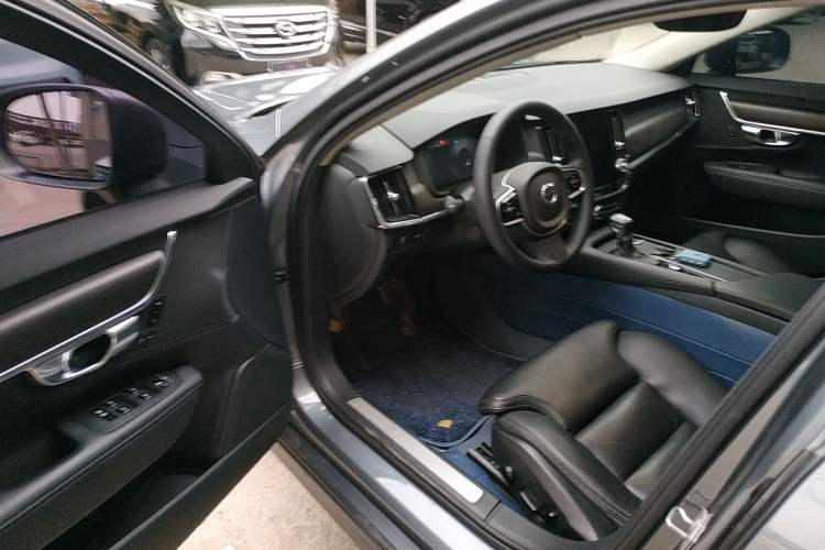 Used Volvo V90 2017 Cross Country T5 AWD Smart Range Edition