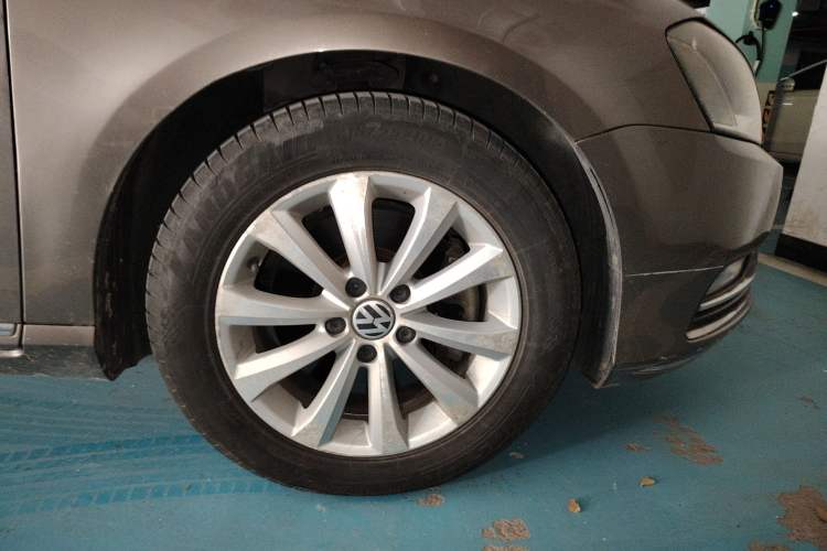 Used Volkswagen Magotan 2012 Revised Version 1.8TSI Leading Edition Right Front Wheel Hub