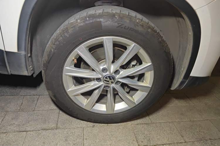 Used Volkswagen Tiguan 2016 280TSI Automatic Two-Wheel-Drive Silk Road Style Edition Right Front Wheel Hub