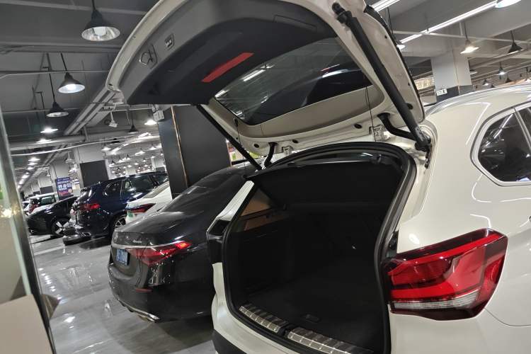 Used BMW X1 2022 sDrive25Li Leading Model Trunk