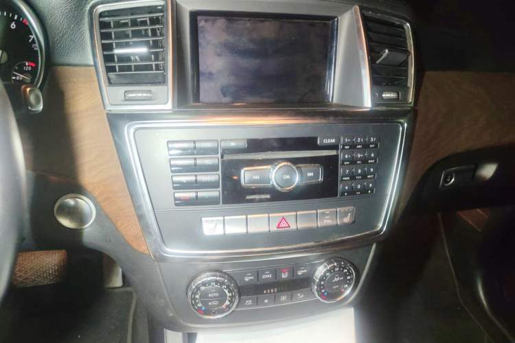 Used Mercedes-Benz GL-Class 2013 GL 500 4MATIC Audio And AC Panel