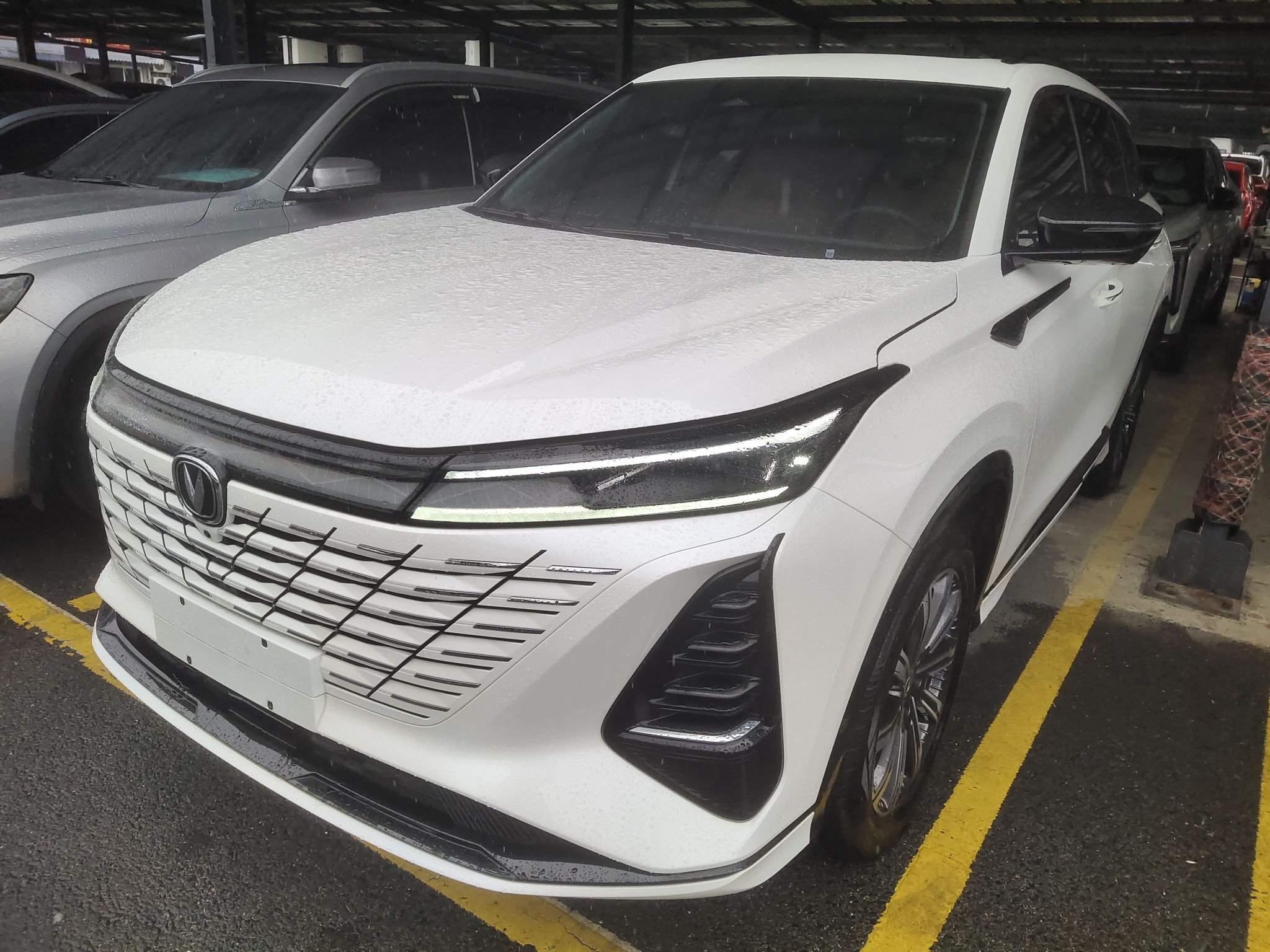 Под передней частью автомобиля