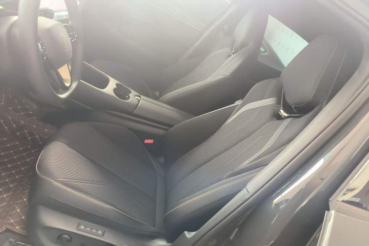Used Volkswagen ID.UNYX 2024 Pro Long-Range Version Left Front Seat