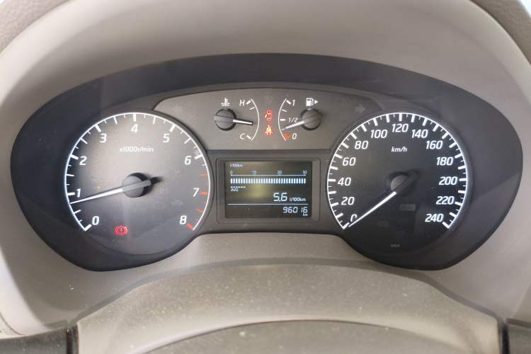 Used Nissan Sylphy 2012 1.6 XL Manual Luxury Edition Odometer Close Up