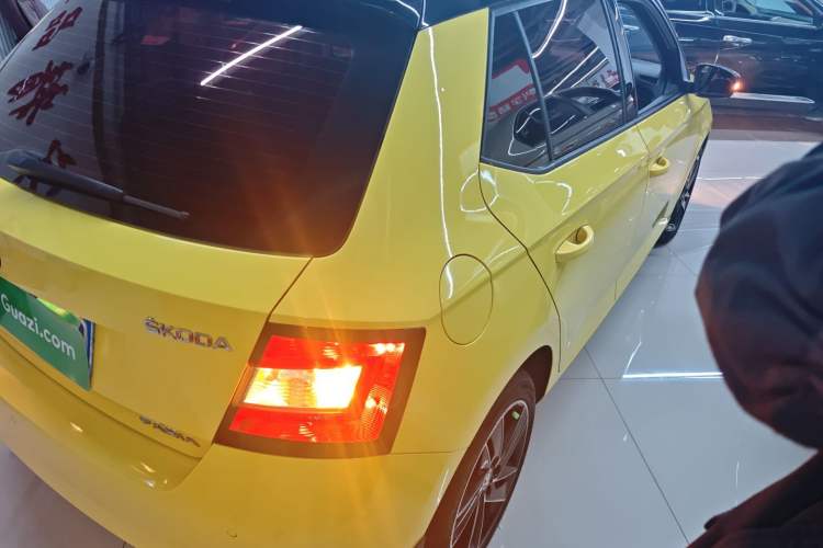 Used Skoda Fabia 2015 1.6L Automatic Sport Edition Rear Right 45 Deg