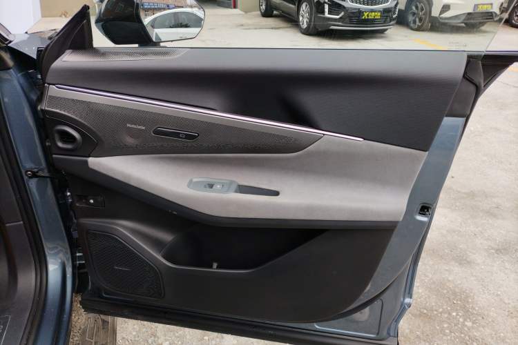 Used Lynk & Co 08 EM-P 2025 220 km All-Wheel-Drive Performance Halo