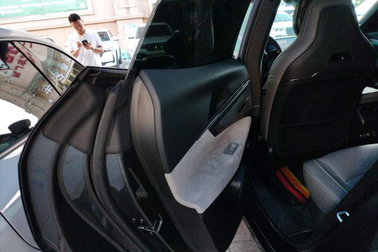 Used Lynk & Co 08 EM-P 2025 120km Long-Range Halo Interior 8