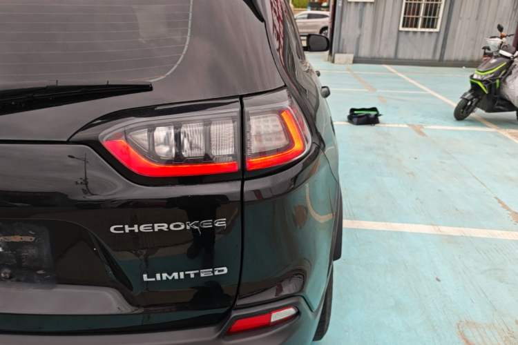 Used Jeep Cherokee 2019 2.0T Two-Wheel Drive Smart Enjoyment Version China V
