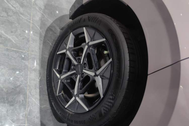 Used Lynk & Co Z20 2025 530 km Range Rear-Wheel Drive Pro Right Rear Wheel Hub