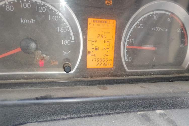 Used Dongfeng Yufeng 2018 2.3T Logistics Vehicle A100 Luxury Edition Short Wheelbase Mid-Roof Design 5–9 Seater
