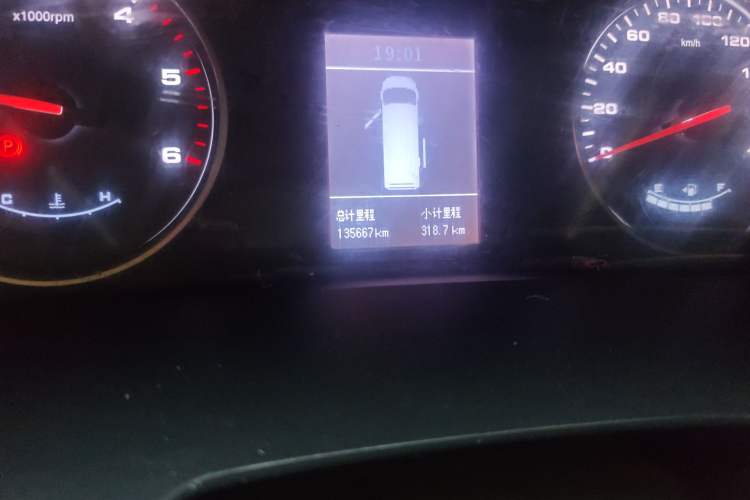 Used JAC Sunray 2017 2.0T Short-Wheelbase Mid-Roof StarTourer Light Commercial Van