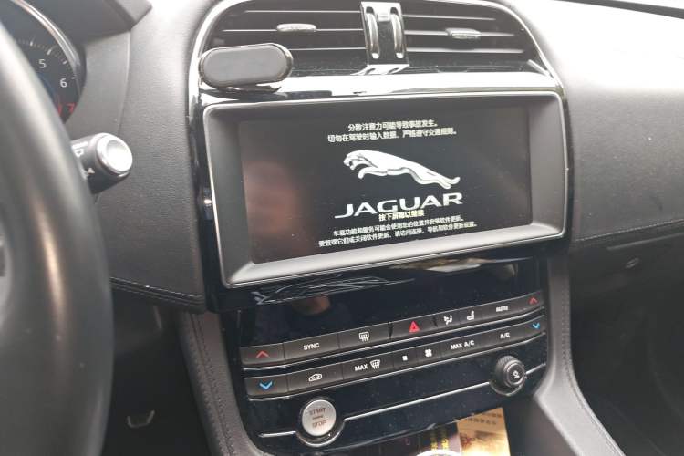 Used Jaguar F-PACE 2019 2.0T Four-Wheel Drive Urban Luxury Edition Audio And AC Panel