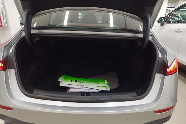 Used Roewe D7 2023 DMH 125km Excellence Edition
