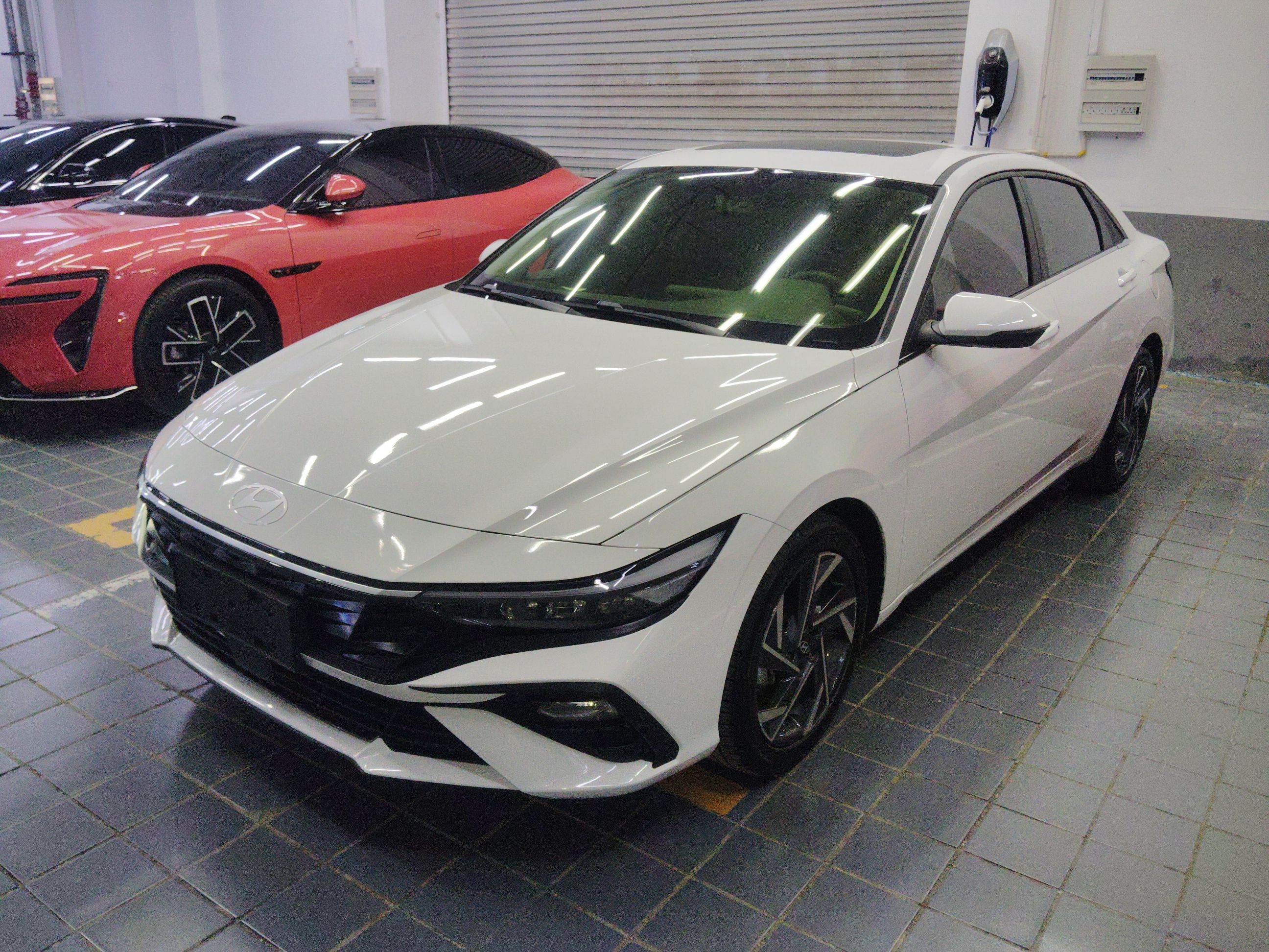 تحت مقدمة السيارة