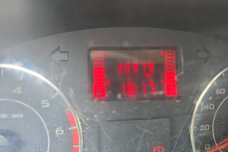 Used Wuling Rongguang V 2015 1.2L Base Version Odometer Close Up