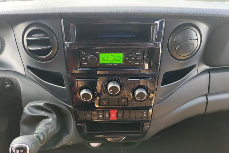 Used Iveco Eurocargo 2021 2.0T Manual Super-Rui Short Wheelbase High-Roof Side-Sliding Door F1A
