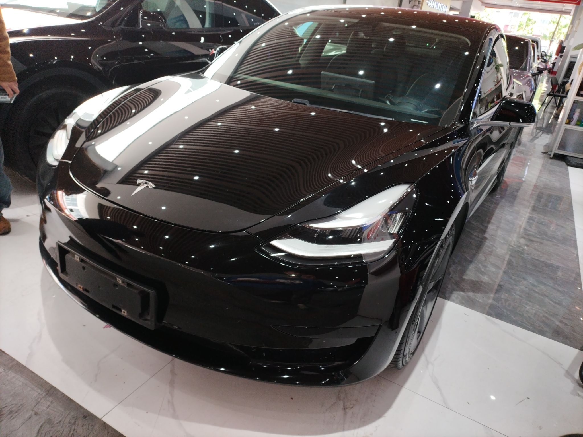 Под передней частью автомобиля